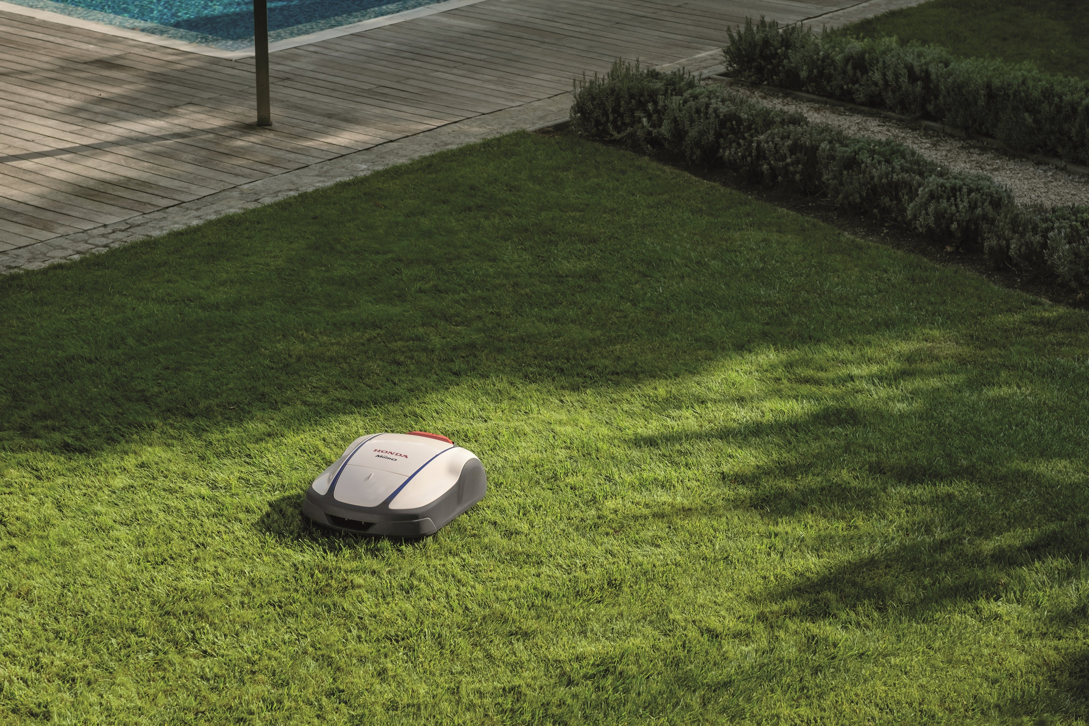 Honda HRM2500 LIVE Miimo Robotic Mower - Image 18
