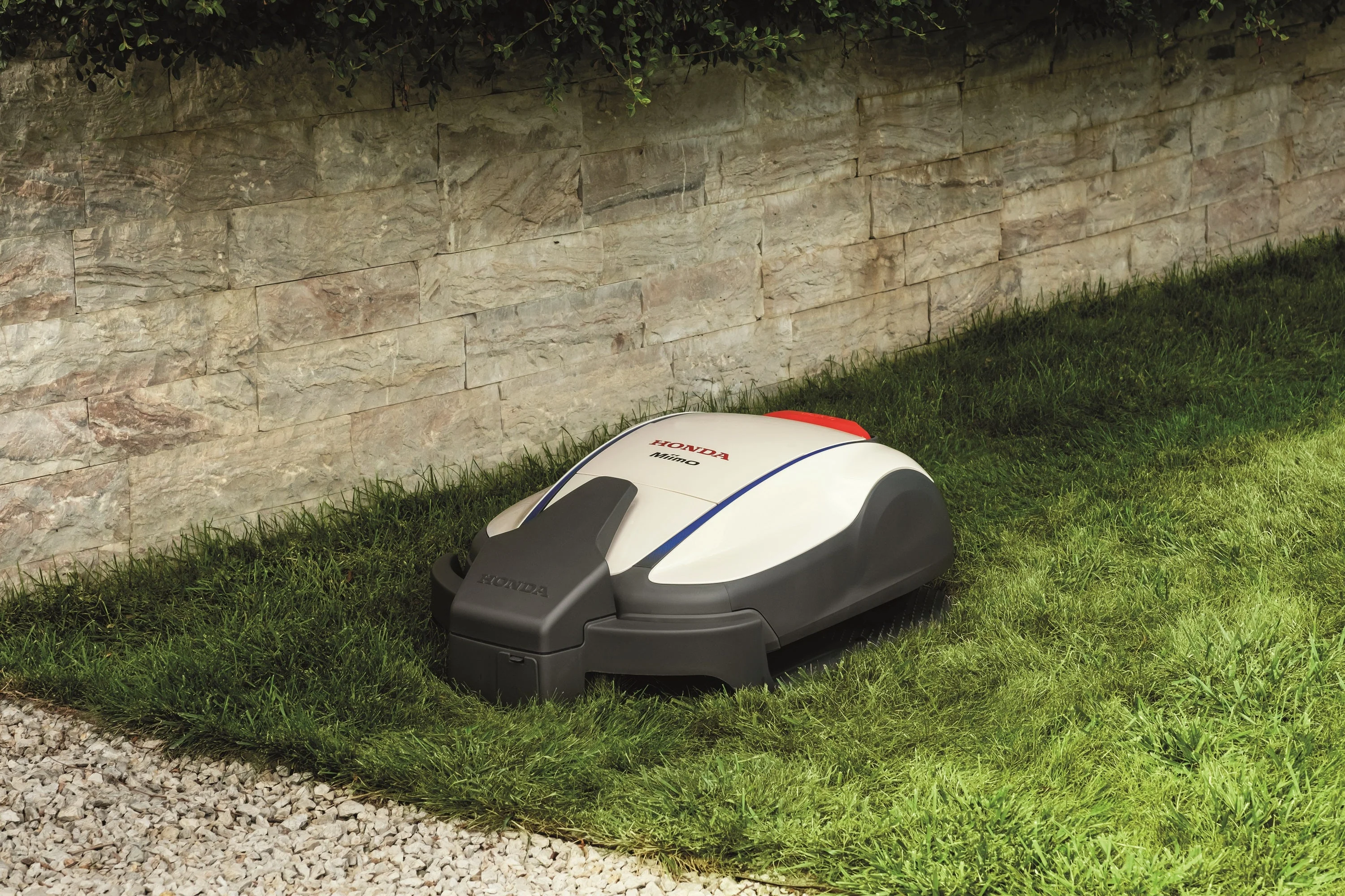 Honda HRM2500 LIVE Miimo Robotic Mower - Image 20
