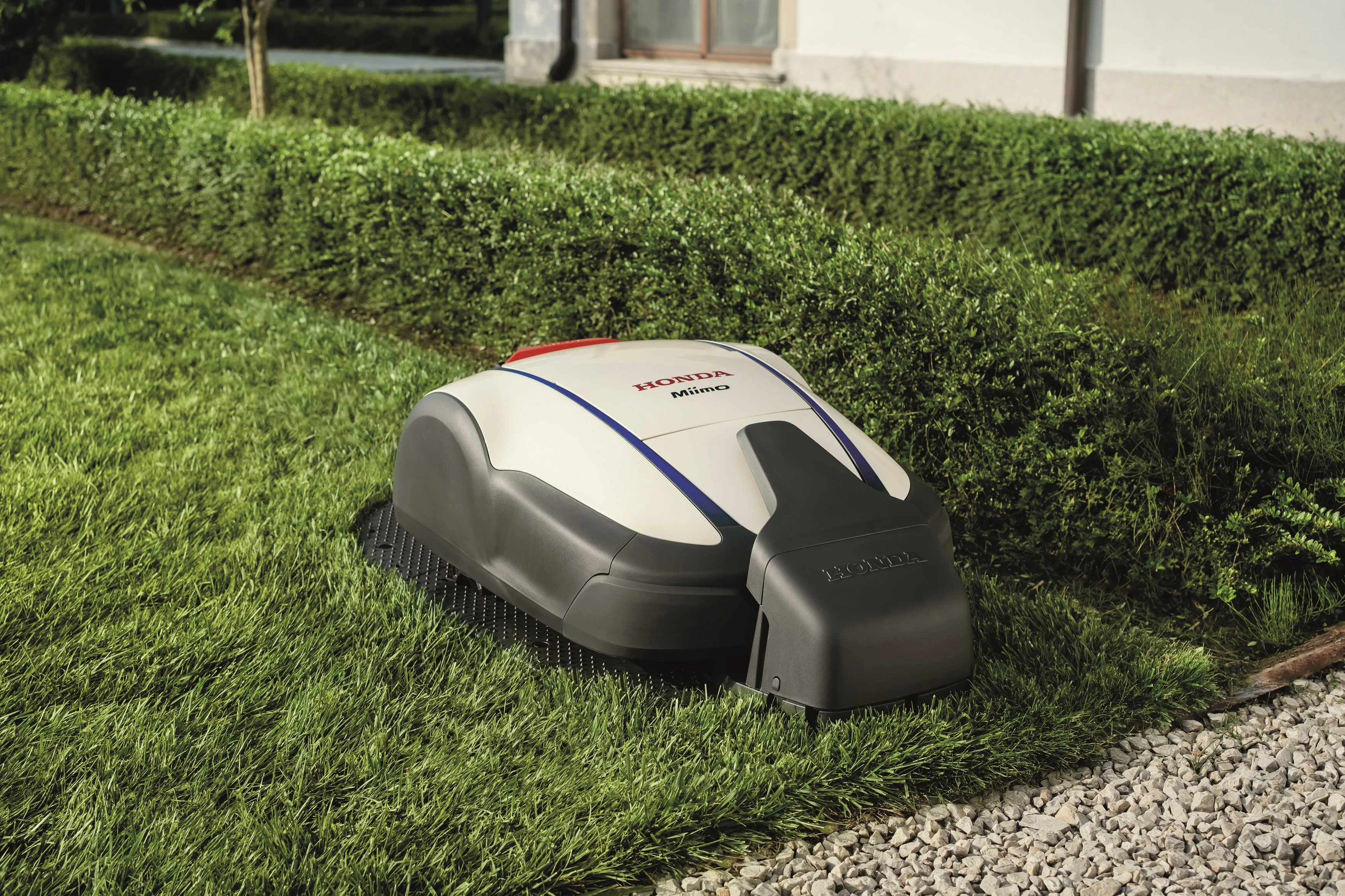 Honda HRM4000 LIVE Miimo Robotic Mower - Image 17